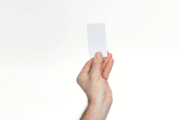 Vista parcial del hombre sosteniendo la tarjeta en blanco y vacío sobre fondo blanco con espacio de copia - foto de stock