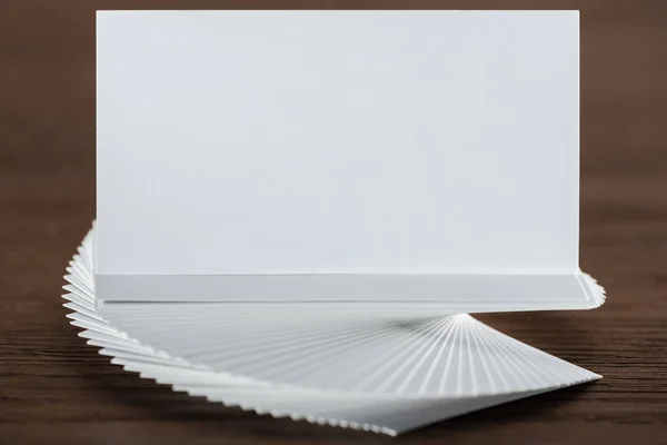 Close-up de cartão vazio e em branco na mesa de madeira com espaço de cópia — Fotografia de Stock