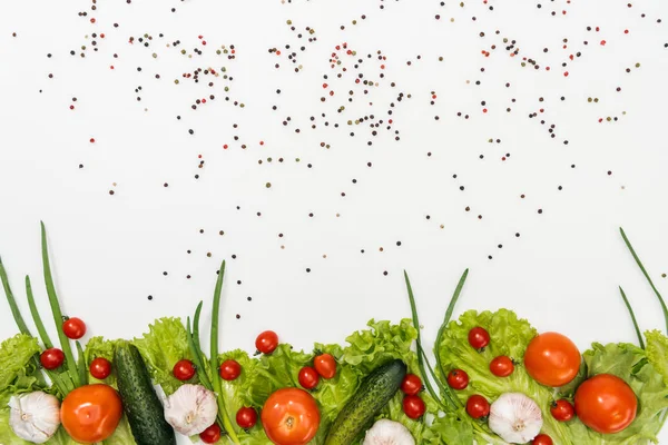 Blick von oben auf schmackhafte Tomaten, Salatblätter, Gurken, Zwiebeln, Gewürze und Knoblauch — Stockfoto