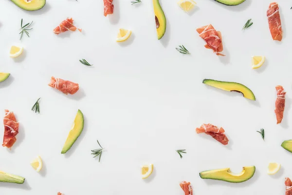 Draufsicht auf köstliche Bio-Zutaten auf weißem Hintergrund — Stockfoto