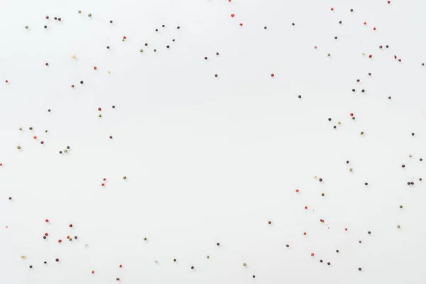Vista superior de granos de pimienta roja y negra aislados en blanco - foto de stock