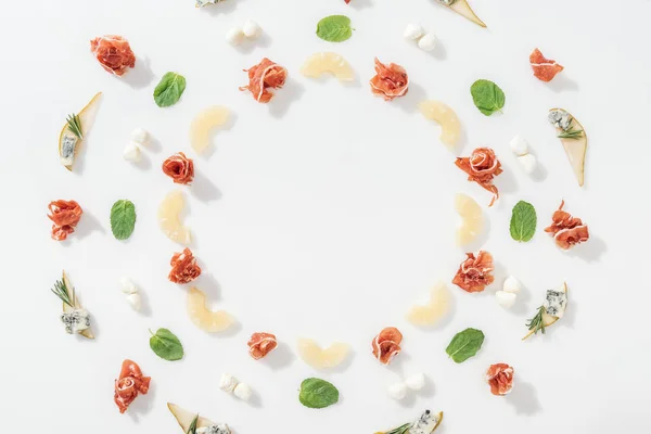 Flache Lage von Schinken in der Nähe von geschnittenen Ananas und Bio-Zutaten auf weißem Hintergrund — Stockfoto