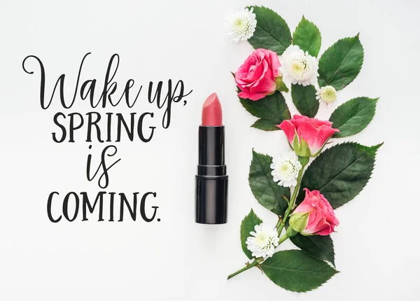 Vue de dessus de la composition des fleurs, rouge à lèvres rose et illustration de printemps sur fond blanc — Photo de stock