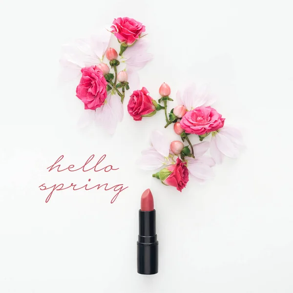 Draufsicht der Komposition mit Rosen, Knospen und Blütenblättern mit Lippenstift auf weißem Hintergrund mit Hallo Frühling Schriftzug — Stockfoto