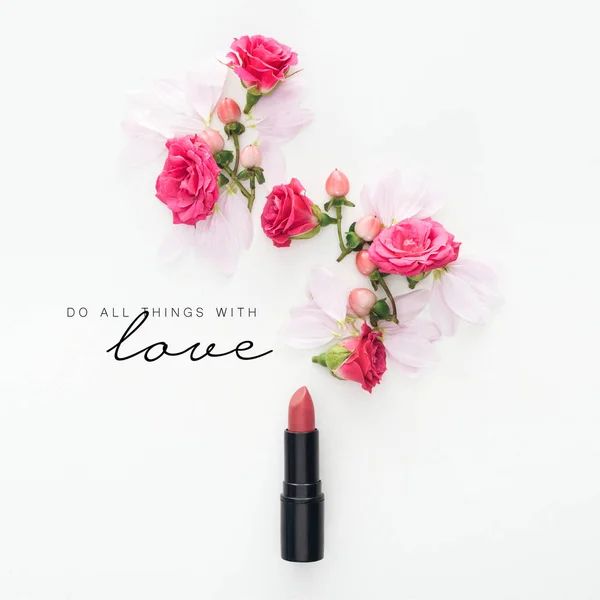 Draufsicht auf Komposition mit Rosen, Knospen und Blütenblättern mit Lippenstift auf weißem Hintergrund mit Liebe Schriftzug — Stockfoto