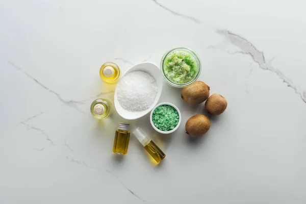 Vista superior de diferentes ingredientes para cosméticos caseros en la superficie blanca - foto de stock