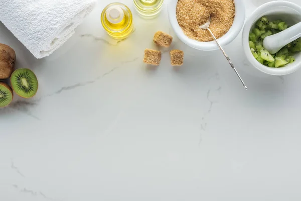 Vista superior de varios ingredientes naturales para hacer cosméticos en la superficie blanca - foto de stock