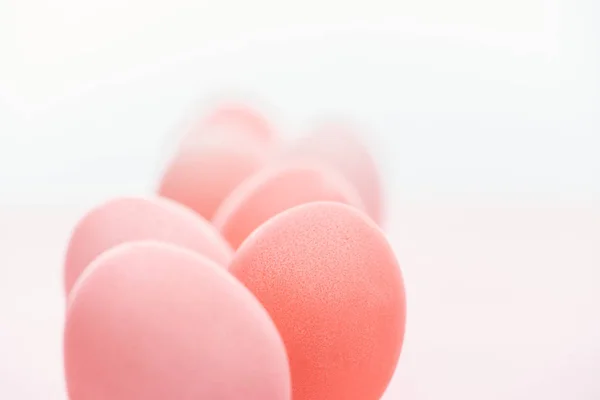 Foco seletivo de ovos de Páscoa rosa pastel — Fotografia de Stock