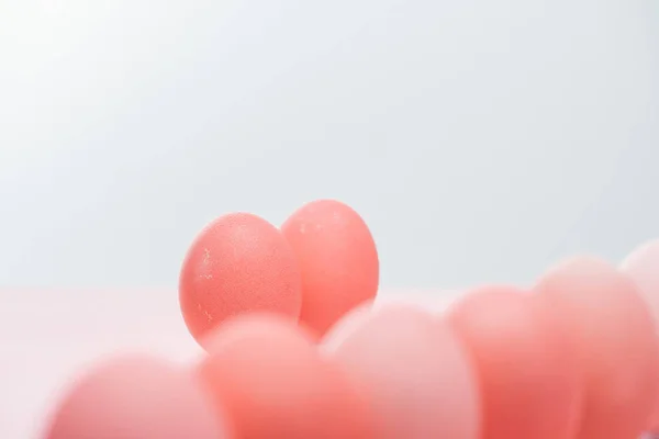 Selective focus of pink painted eggs for easter — Stock Photo
