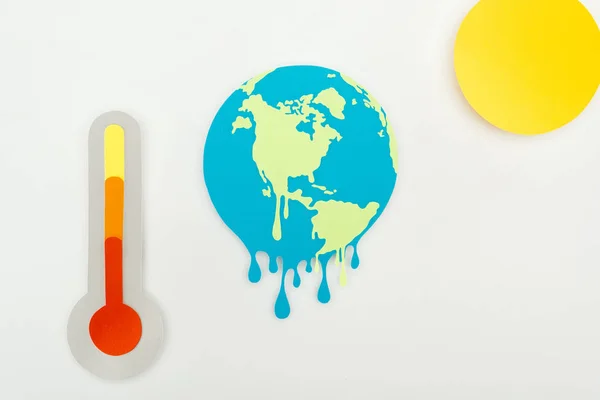 Papier geschnitten Sonne und schmelzende Erde, und Thermometer mit hoher Temperaturanzeige auf Skala auf grauem Hintergrund, Konzept der globalen Erwärmung — Stockfoto