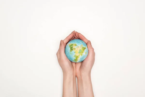 Visão cortada de mãos femininas com modelo globo no fundo branco, conceito de aquecimento global — Fotografia de Stock