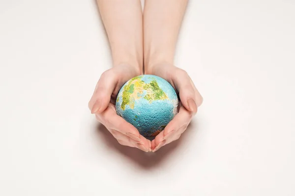 Abgeschnittene Ansicht einer Frau mit Globus-Modell auf weißem Hintergrund, Konzept der globalen Erwärmung — Stockfoto