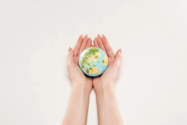 Abgeschnittene Ansicht der Frau hält Erde Modell auf weißem Hintergrund, globale Erwärmung Konzept — Stockfoto