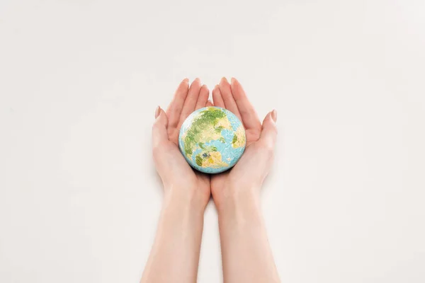 Vista cortada de fêmea segurando modelo de terra no fundo branco, conceito de aquecimento global — Fotografia de Stock