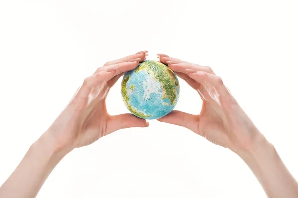 Vista recortada de las manos femeninas con el modelo de tierra aislado en blanco, concepto de calentamiento global - foto de stock
