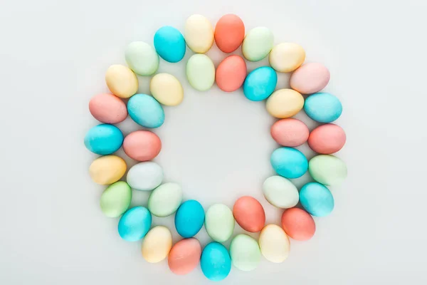 Vue de dessus des œufs de Pâques traditionnels en cercle isolé sur gris — Photo de stock