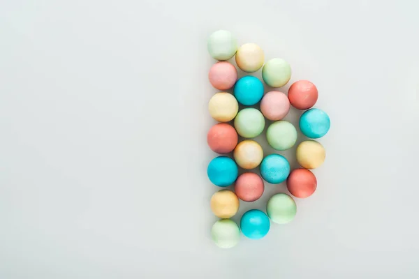 Vista superior de ovos de páscoa coloridos isolados em cinza — Fotografia de Stock