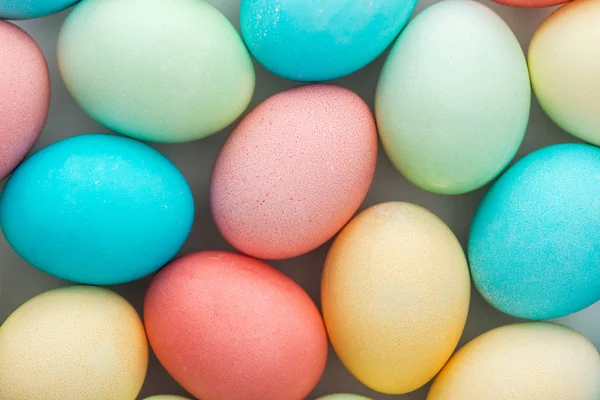 Vista superior de los huevos tradicionales de Pascua pastel en gris - foto de stock