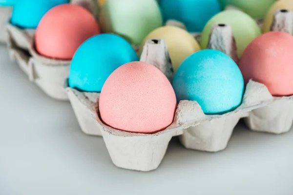 Primo piano delle uova pasquali pastello in contenitori di carta — Foto stock
