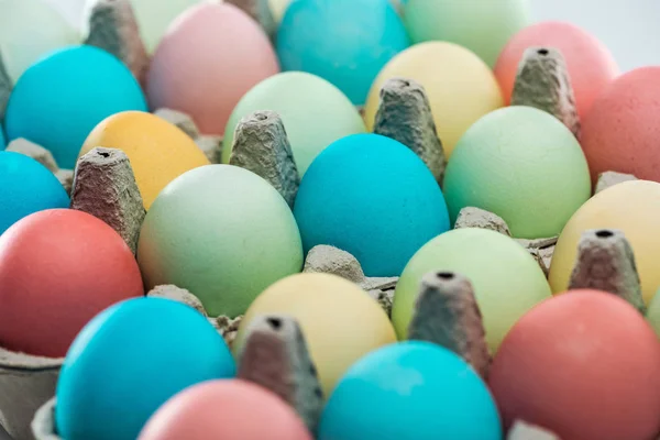 Close-up de ovos de páscoa coloridos em recipientes de papel — Fotografia de Stock