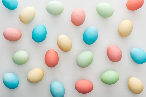 Vista superior del fondo de Pascua con huevos pintados aislados en gris - foto de stock