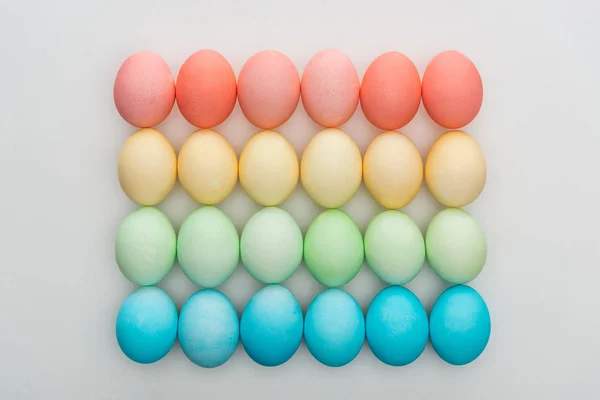 Vue de dessus des oeufs de Pâques colorés traditionnels sur gris — Photo de stock