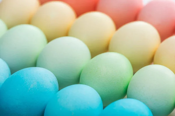 Primer plano de los huevos tradicionales de Pascua pintados - foto de stock