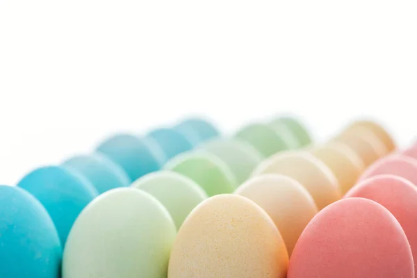 Huevos de Pascua coloridos pintados aislados en blanco - foto de stock
