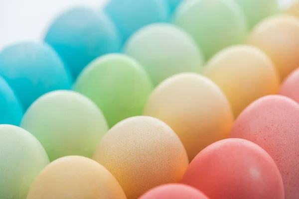 Primer plano de coloridos huevos de Pascua pintados - foto de stock