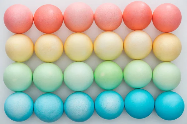 Vue de dessus des œufs de Pâques colorés sur gris — Photo de stock