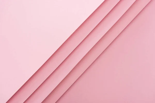 Vue du haut des feuilles de papier vierges et vides sur fond rose avec espace de copie — Photo de stock