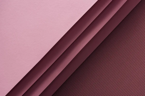 Vue du dessus des feuilles de papier roses et vides sur fond bordeaux — Photo de stock