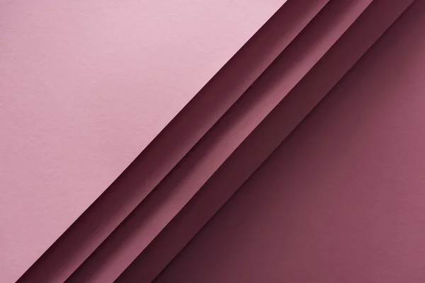 Vista superior de folhas de papel em branco e rosa sobre fundo borgonha — Fotografia de Stock