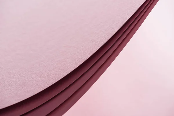 Hojas de papel en blanco y brillante sobre fondo rosa con espacio de copia - foto de stock
