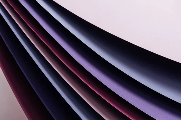 Ярко-голубые, белые, бордовые, розовые и фиолетовые листы бумаги — стоковое фото