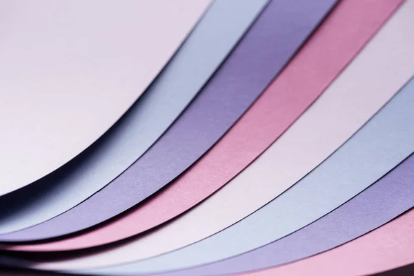 Fogli di carta colorati blu, bianchi, rosa e viola con spazio per la copia — Foto stock