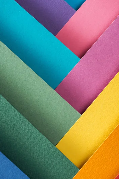 Vista superior de azul, laranja, borgonha, verde, amarelo, rosa e folhas de papel roxo — Fotografia de Stock