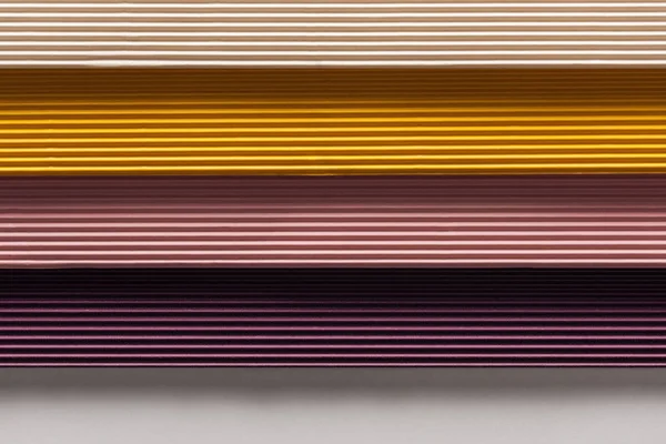Vista superior de papeles blancos, amarillos, rosados, púrpura sobre fondo blanco con espacio para copiar - foto de stock