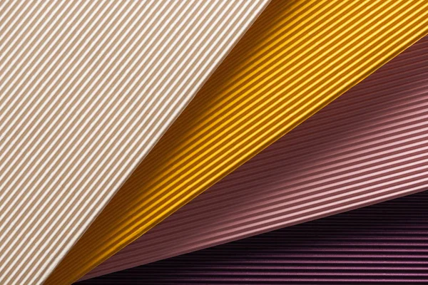 Верхний вид белых, желтых, розовых и фиолетовых бумаг с копировальным пространством — стоковое фото