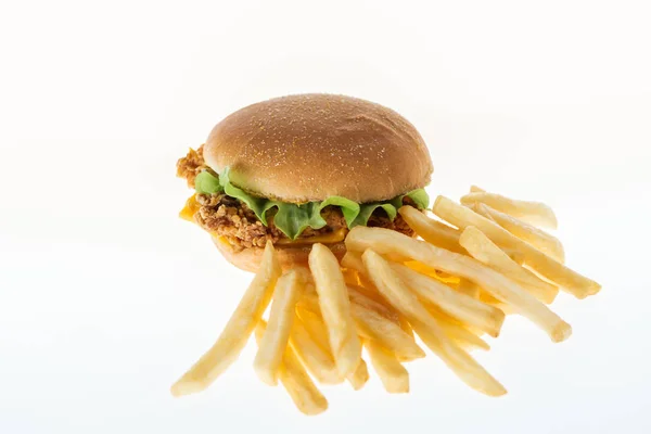 Leckere ungesunde Chicken Burger in der Nähe von Pommes frites isoliert auf weiß — Stockfoto