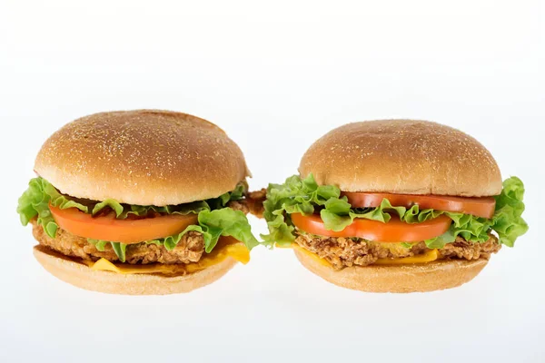Sabrosas hamburguesas de pollo poco saludables aisladas en blanco - foto de stock