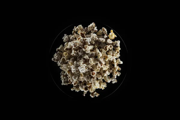 Vista superior de palomitas saladas aisladas en negro - foto de stock