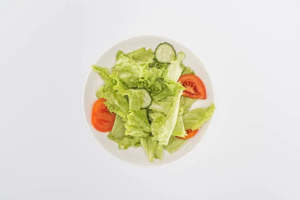 Vue du dessus de salade hachée sur assiette isolée sur blanc — Photo de stock