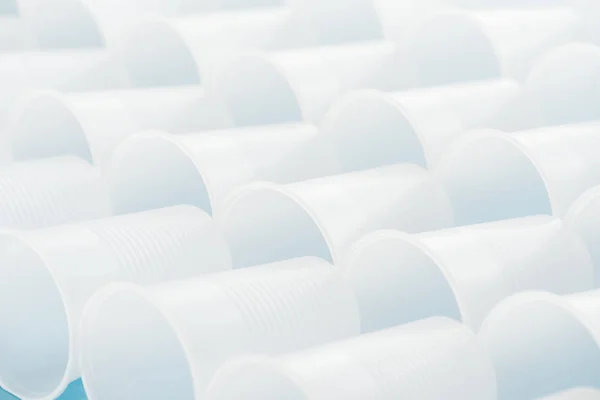 Selektive Fokussierung von weißen und Plastikbechern mit Kopierraum — Stockfoto