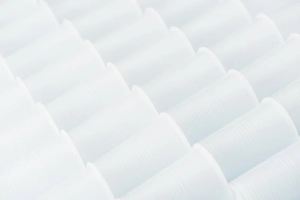 Foco seletivo de copos brancos e plásticos com espaço de cópia — Fotografia de Stock