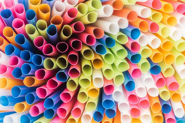 Primo piano di cannucce di plastica colorate e luminose con spazio copia — Foto stock