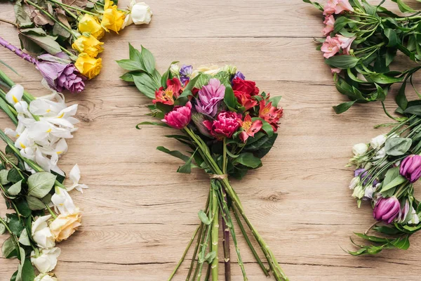 Draufsicht auf bunten Blumenstrauß auf Holzoberfläche — Stockfoto