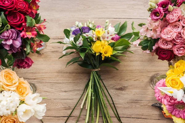 Vue de dessus du bouquet de fleurs colorées sur la surface en bois — Photo de stock