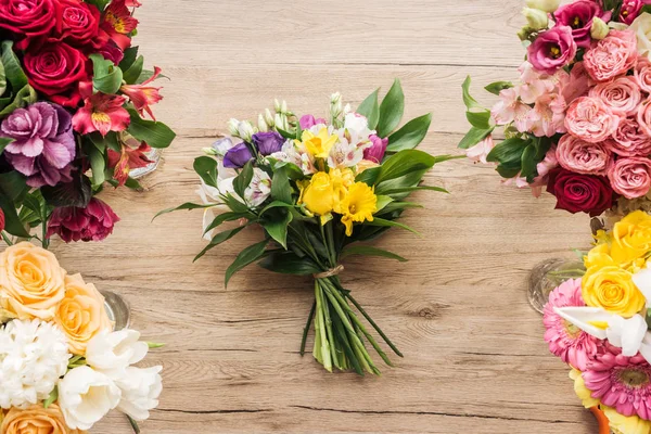 Draufsicht auf bunten Blumenstrauß auf Holzoberfläche — Stockfoto