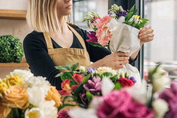 Vista parcial de florista fazendo buquê na loja de flores — Fotografia de Stock